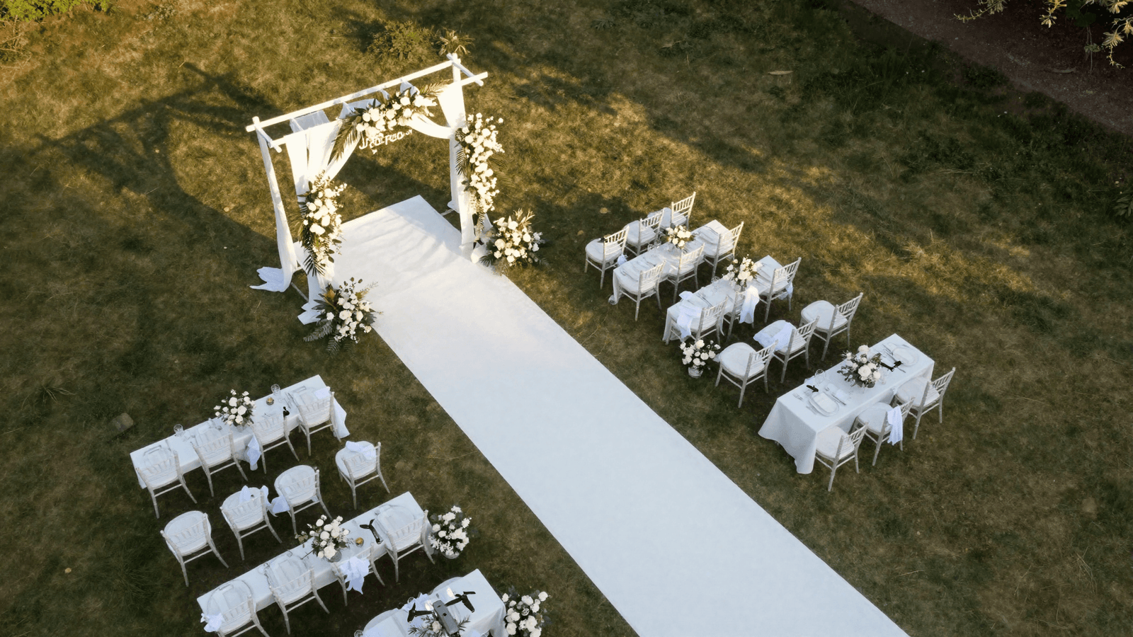 Vista aérea de um casamento ao ar livre