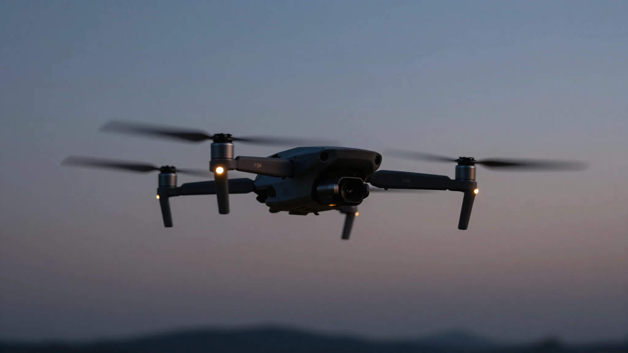 Drone DJI com luzes de navegação voando ao entardecer