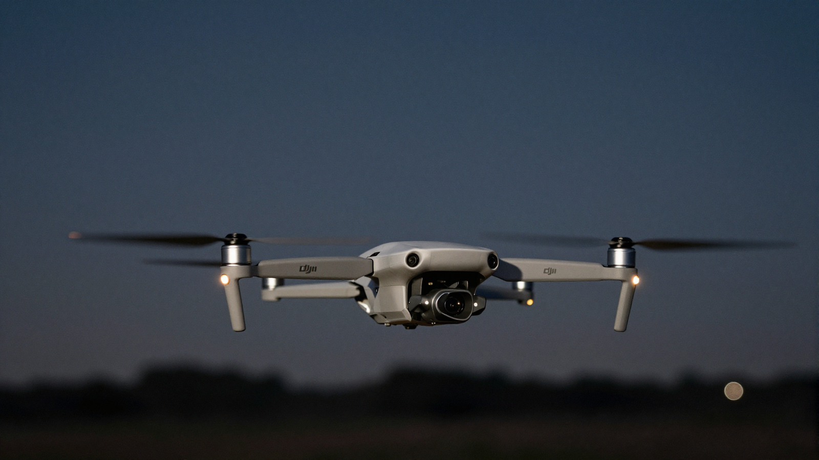 Piloto operando um drone DJI à noite com luzes acesas