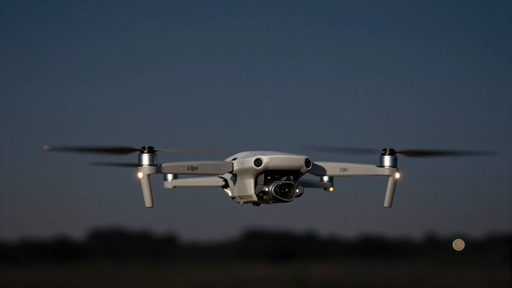 Piloto operando um drone DJI à noite com luzes acesas