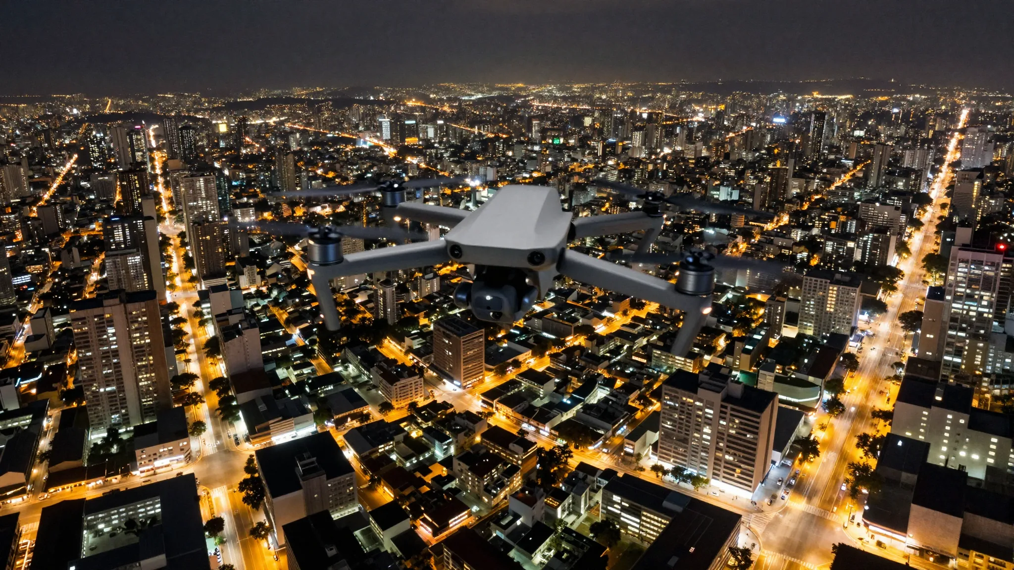 Vista aérea noturna de uma cidade brasileira iluminada
