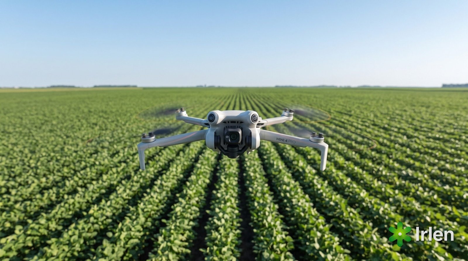 Drone DJI Mini 4 Pro sobrevoando uma plantação