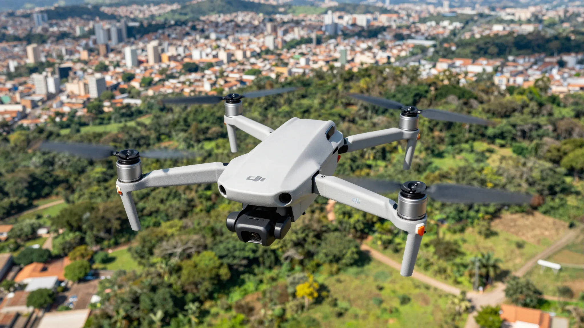 Vista aérea de uma região brasileira com área urbana e natureza