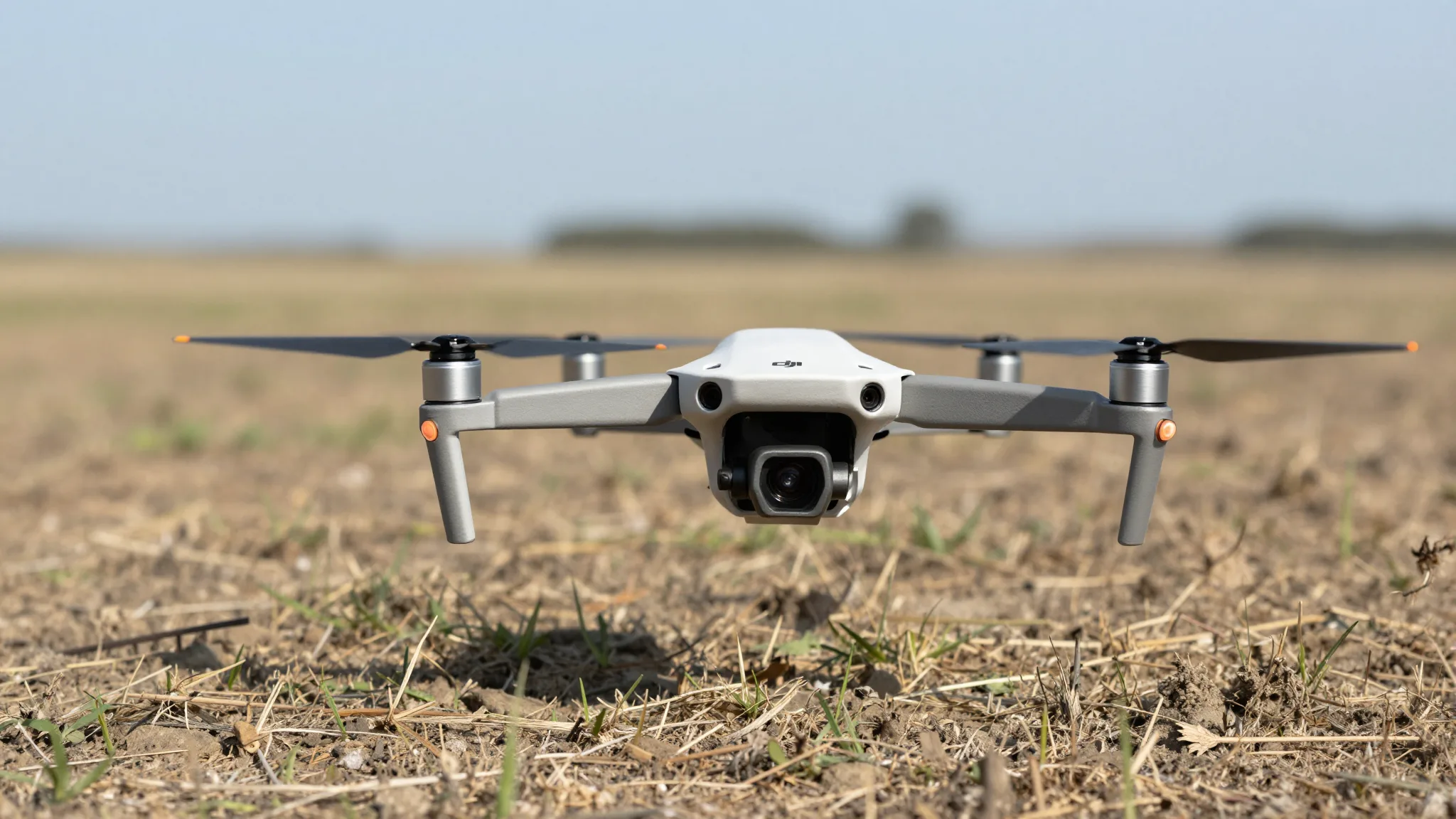 Piloto preparando um drone DJI para decolar em campo aberto