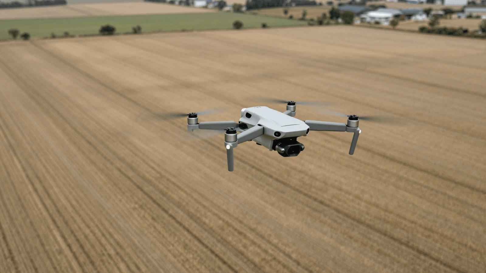 Drone DJI sobrevoando plantações