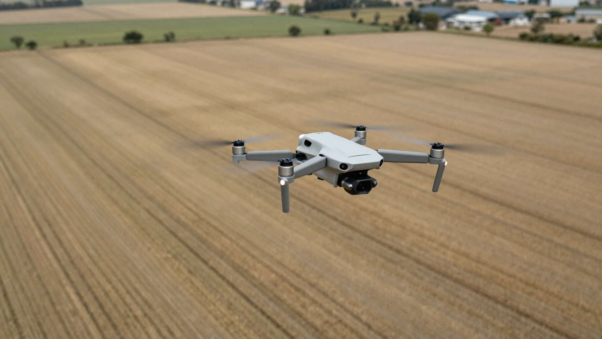 Drone DJI sobrevoando plantações