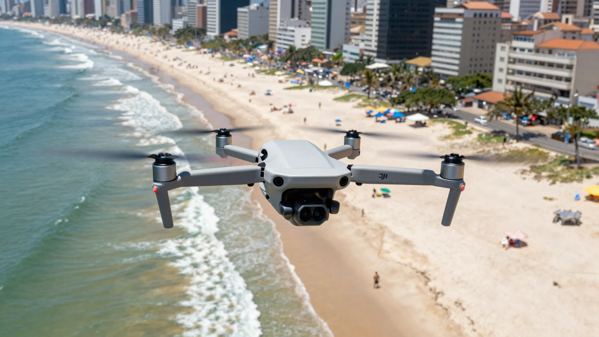 Drone DJI sobrevoando uma praia urbana movimentada no Brasil em dia ensolarado