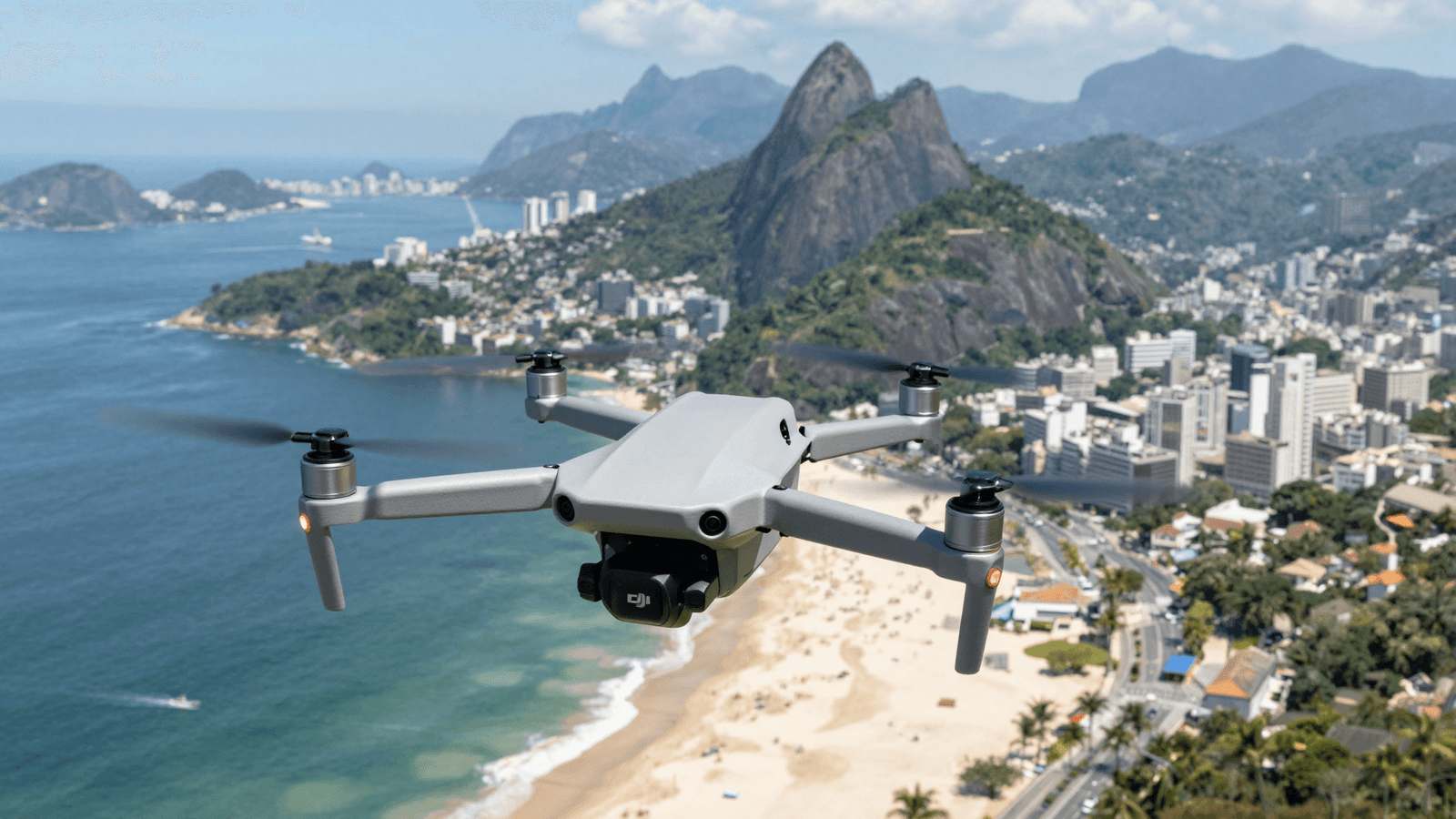 Drone DJI sobrevoando a orla do Rio de Janeiro com morros e a cidade ao fundo