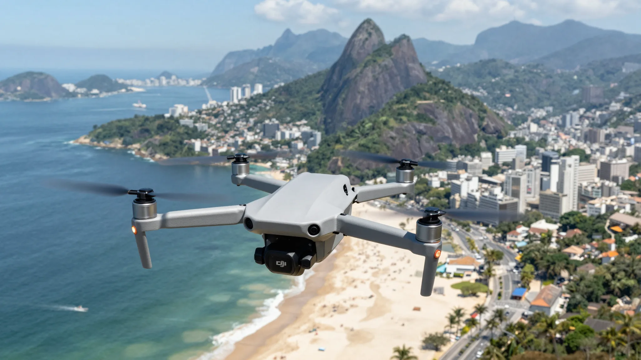 Drone DJI sobrevoando a orla do Rio de Janeiro com morros e a cidade ao fundo