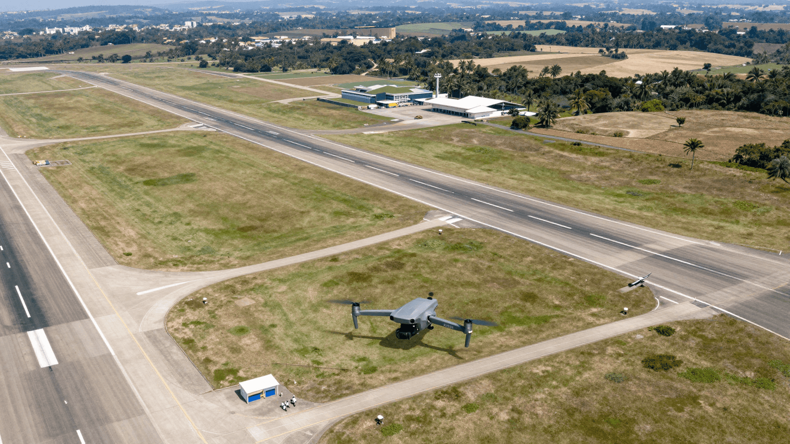 Vista aérea de área próxima a um aeroporto