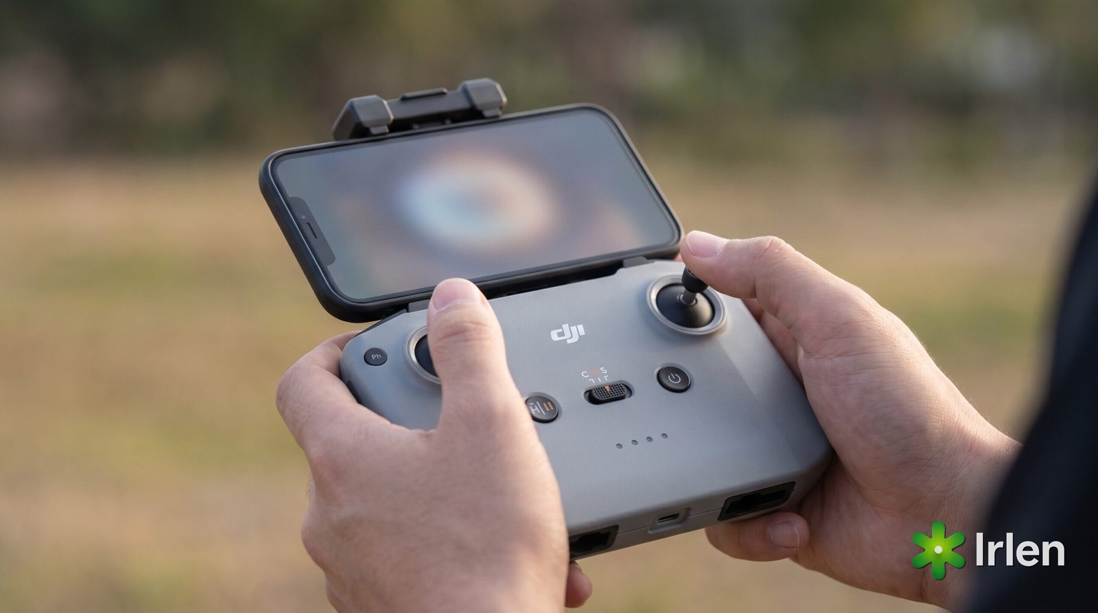 Piloto conferindo a autorização no controle DJI RC-N3