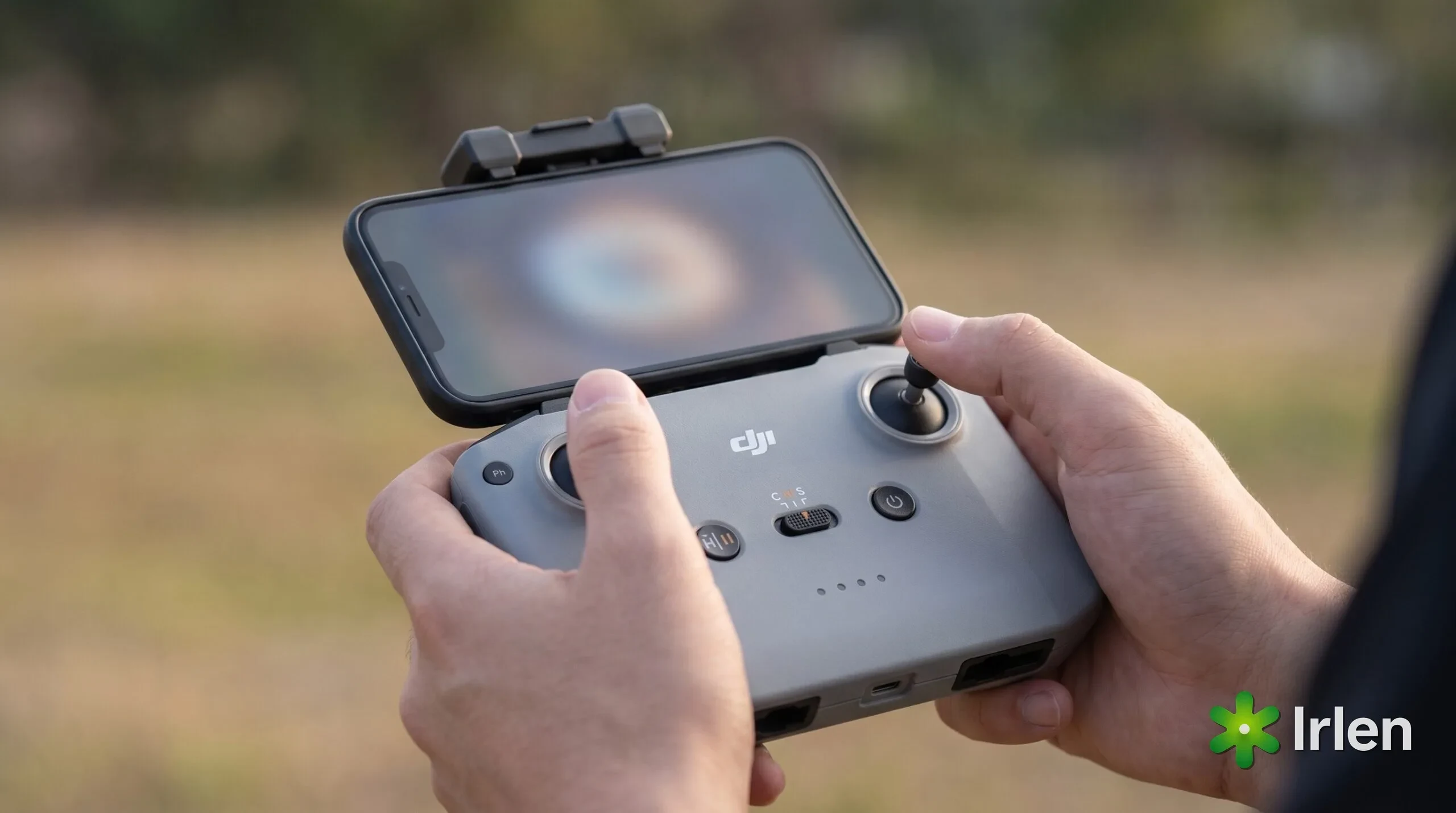 Piloto conferindo a autorização no controle DJI RC-N3