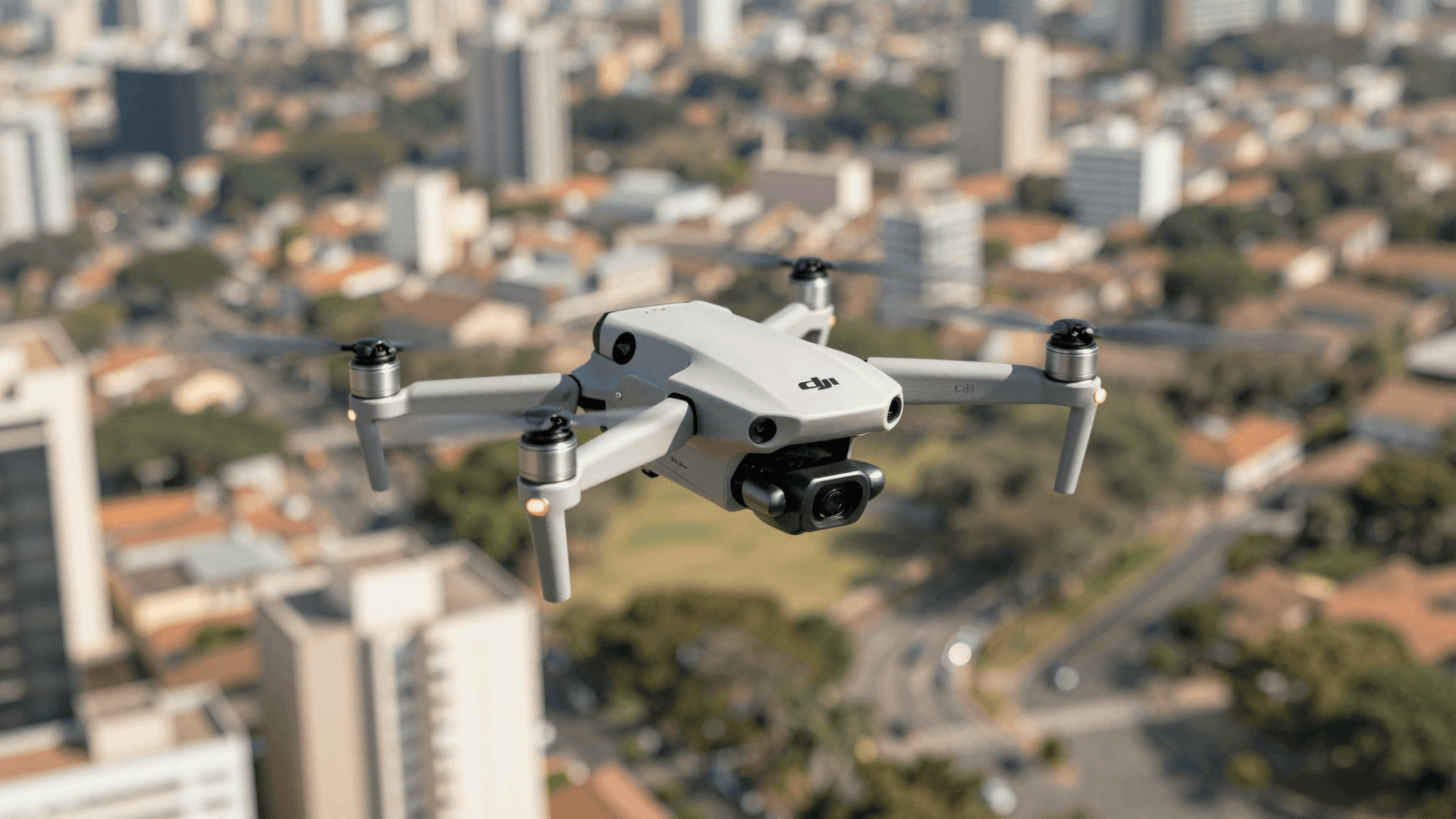 Drone DJI sobrevoando uma área urbana