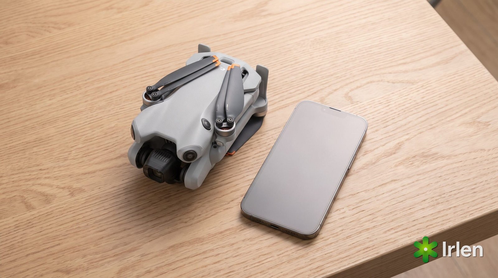 Drone DJI Mini 4 Pro ao lado de um celular sobre a mesa