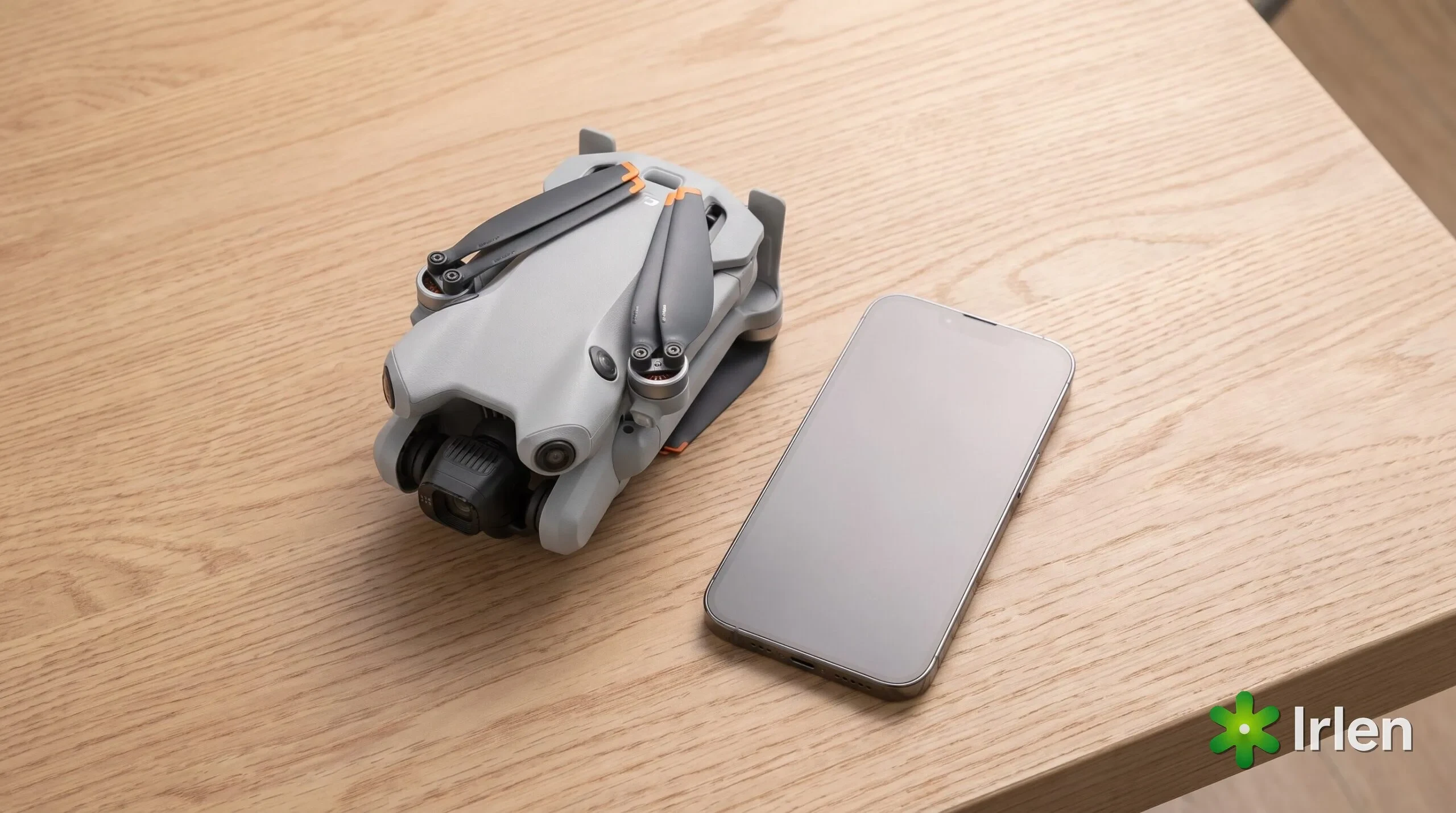 Drone DJI Mini 4 Pro ao lado de um celular sobre a mesa