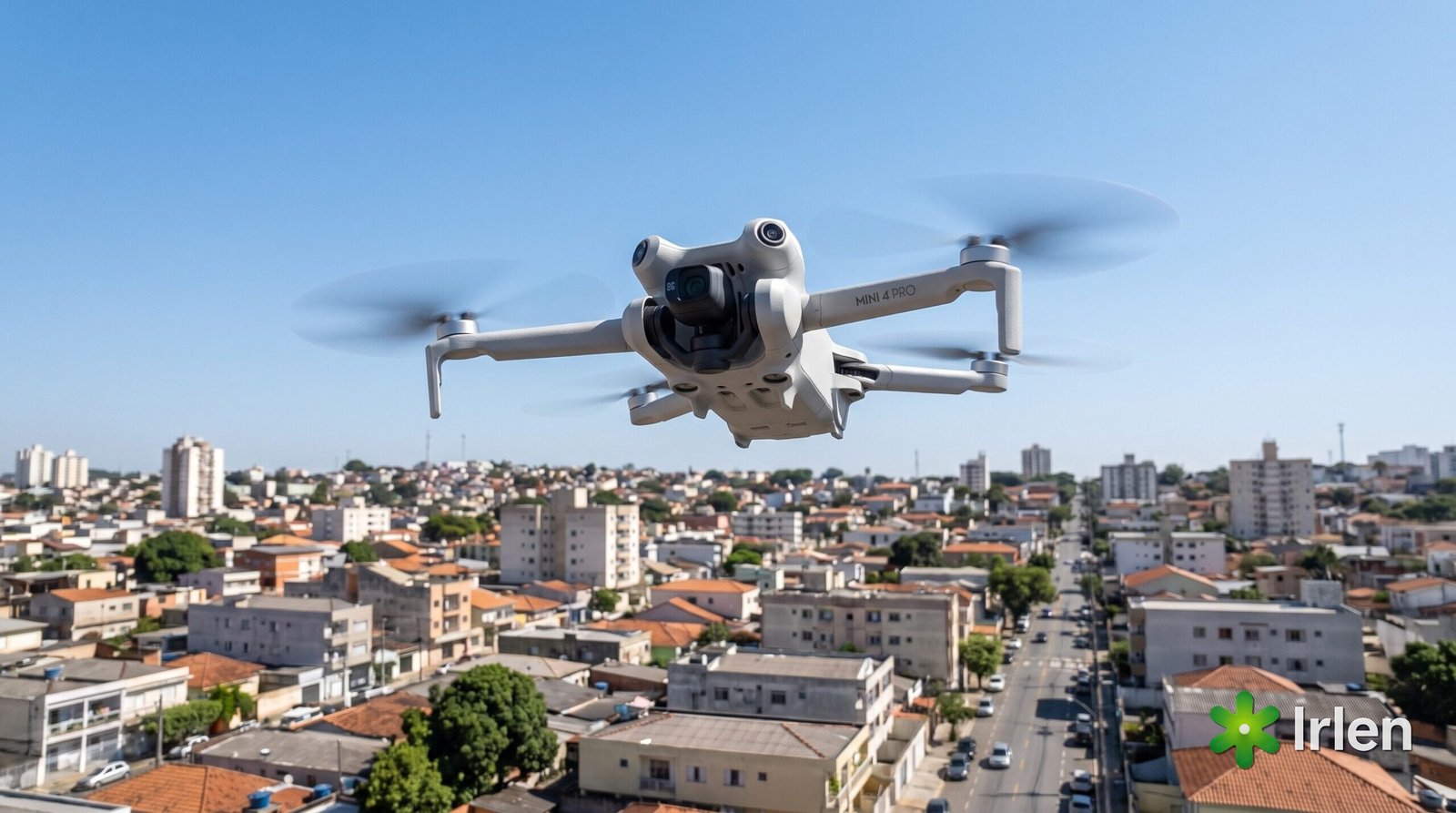 Drone DJI Mini 4 Pro sobrevoando área urbana com autorização de voo
