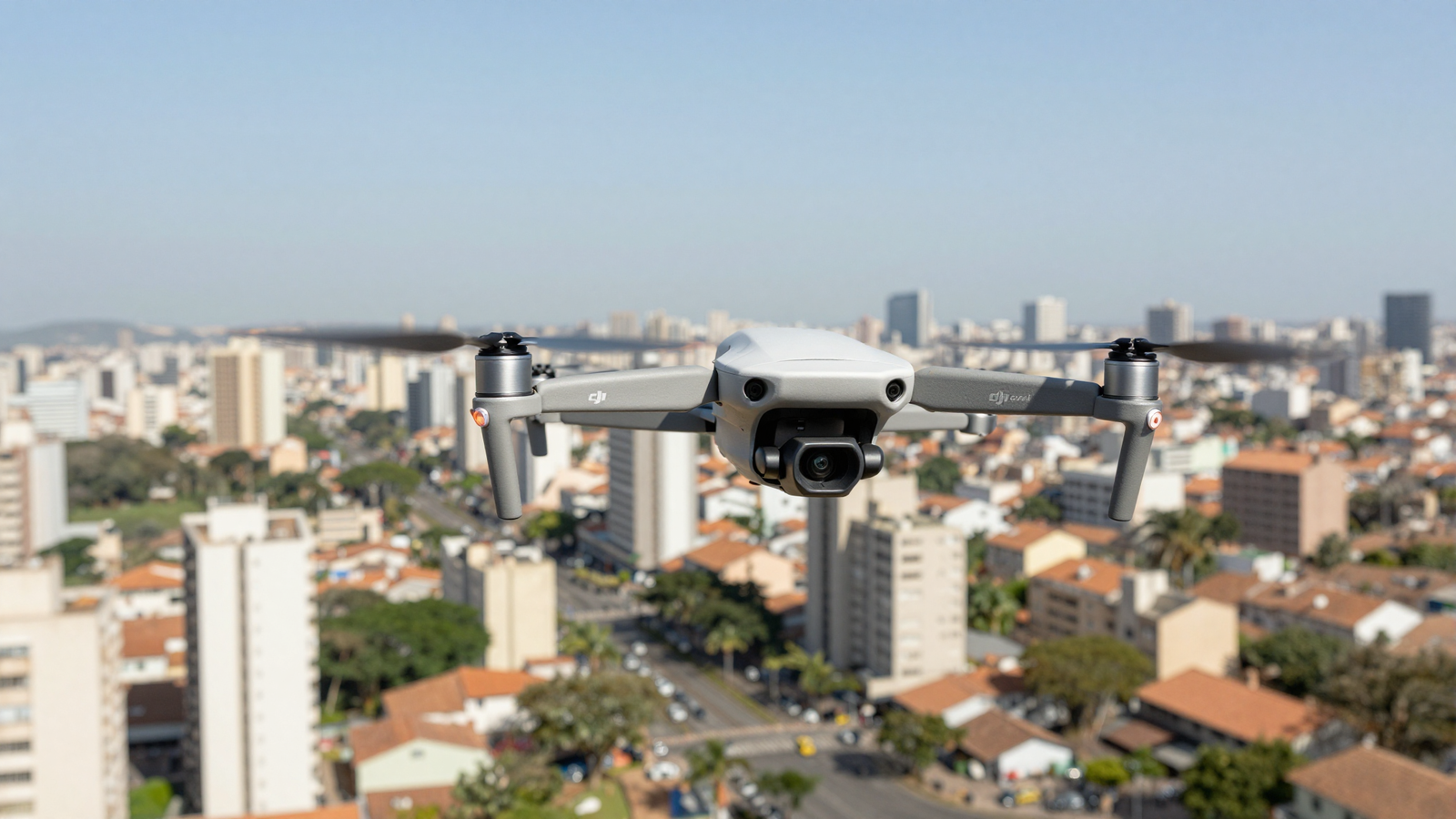 Drone DJI sobrevoando área urbana sob autorização de espaço aéreo