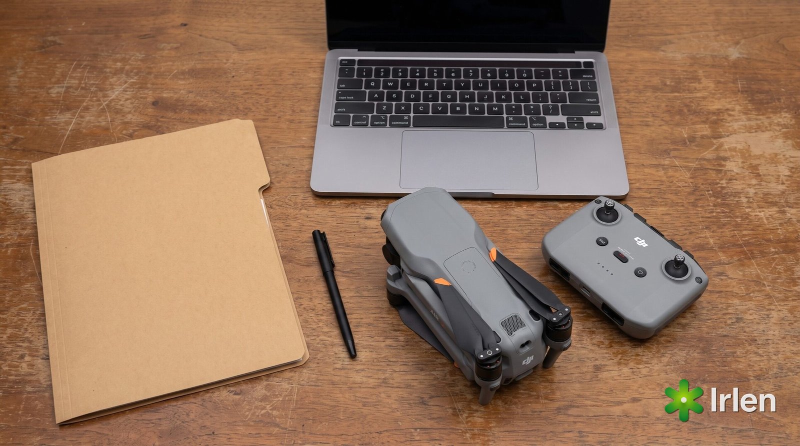 Documentos sobre a mesa ao lado do drone DJI Air 3S para contratar o seguro RETA
