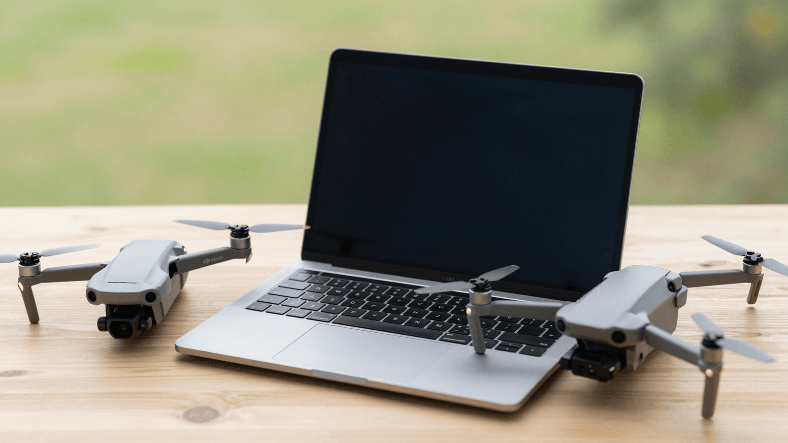 Planejamento de voo no notebook com um drone DJI ao lado