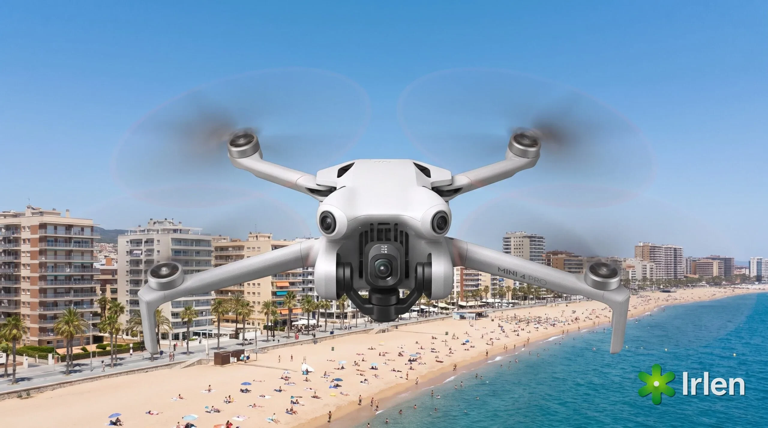 Drone DJI Mini 4 Pro sobrevoando uma praia urbana movimentada em dia ensolarado