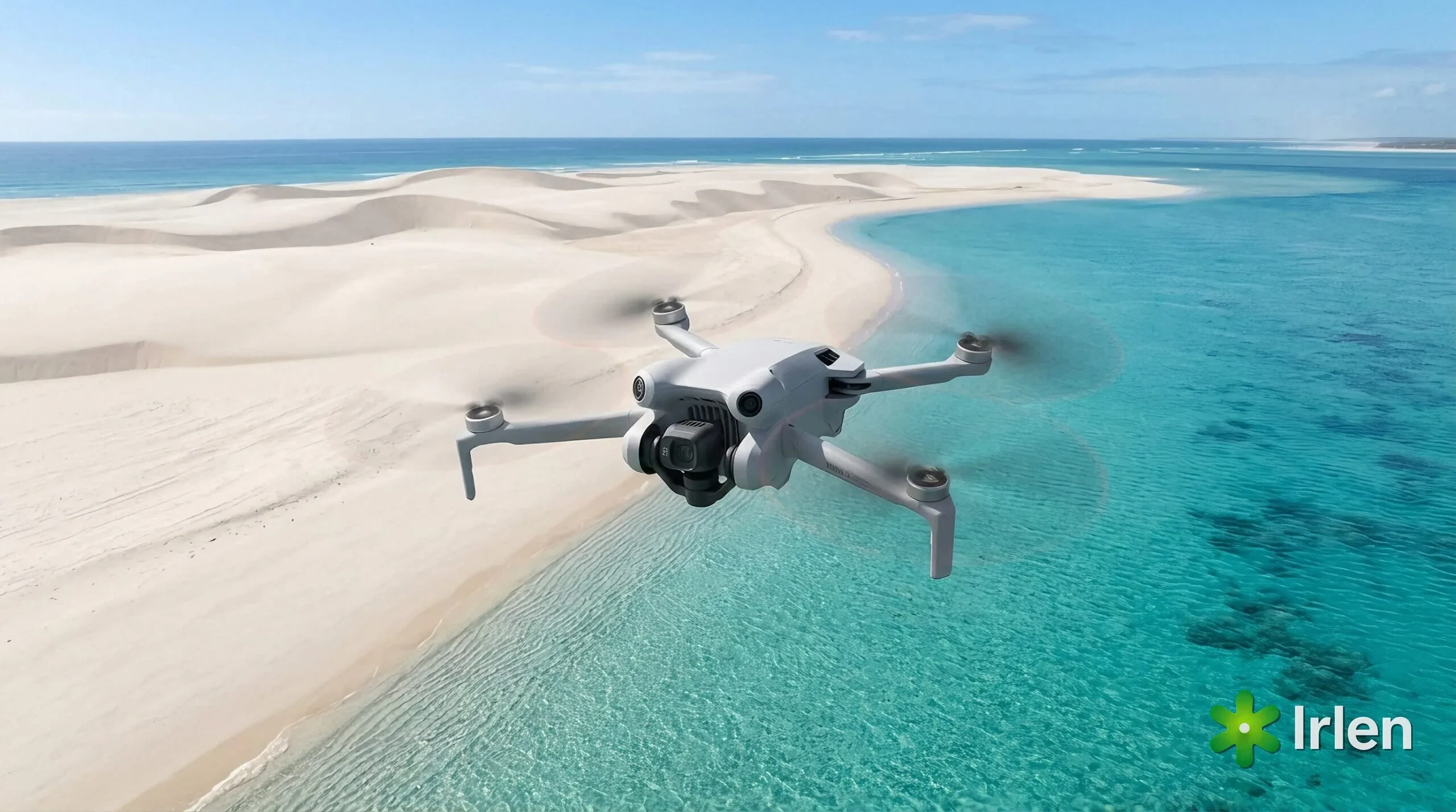 Drone DJI Mini 4 Pro sobre praia deserta com dunas e água cristalina