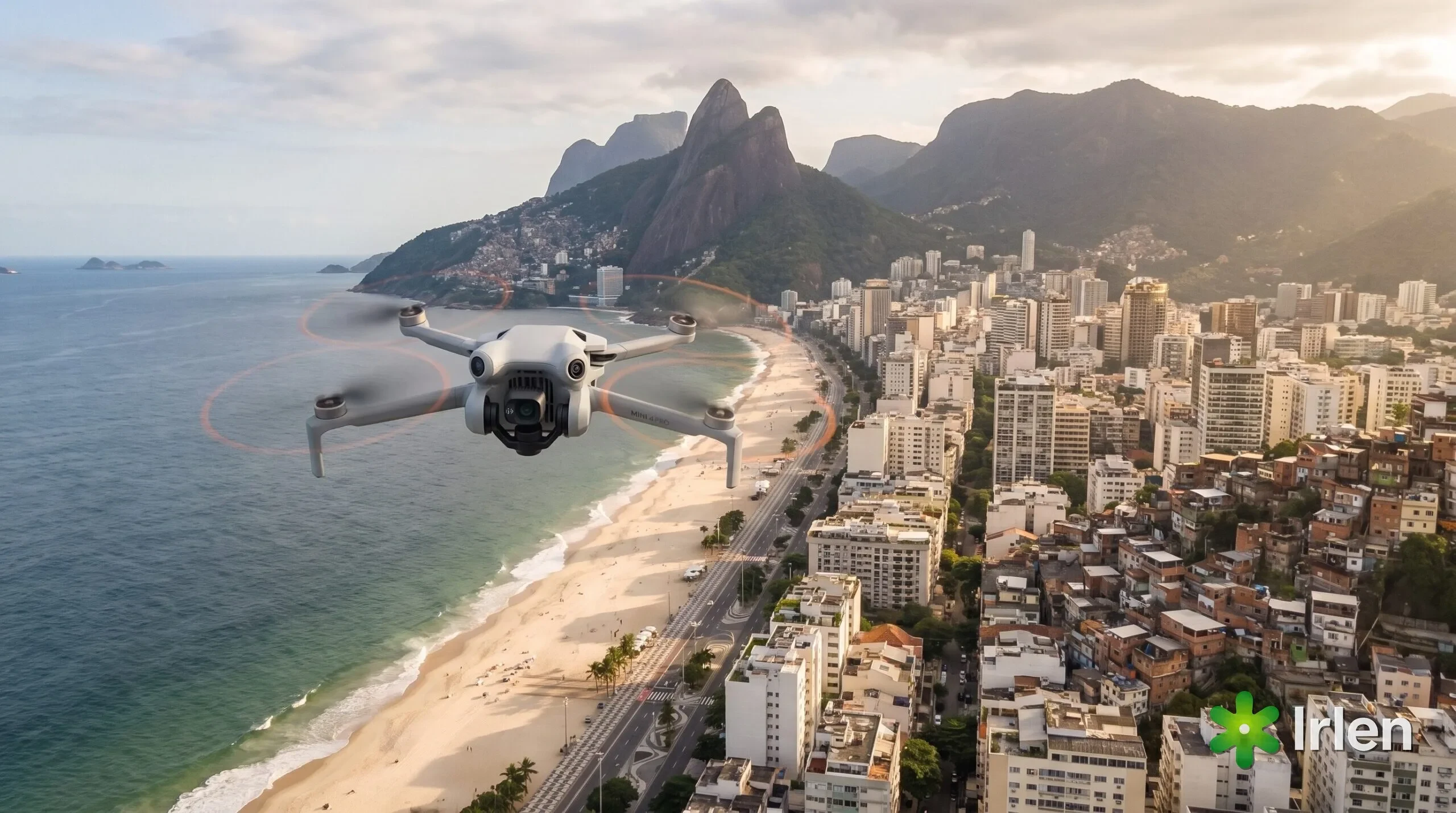 Drone DJI Mini 4 Pro sobrevoando a orla do Rio de Janeiro com os morros ao fundo