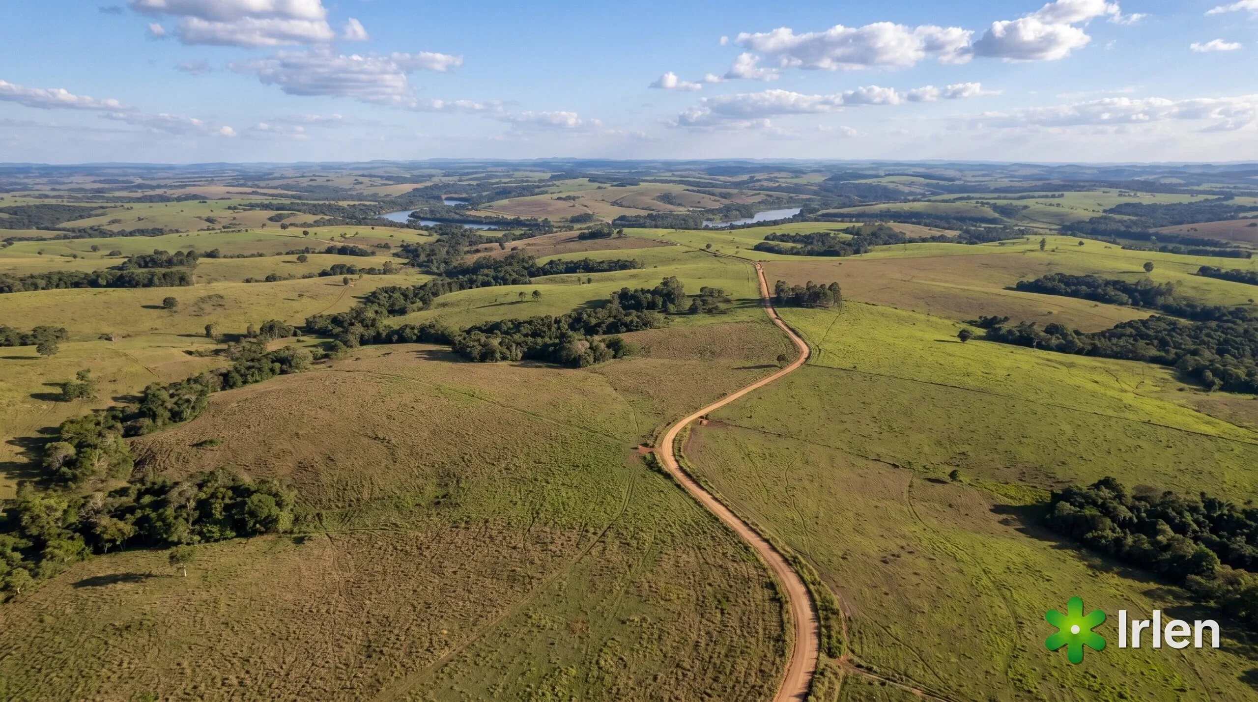 Vista aérea de área rural aberta, ideal para voo FPV