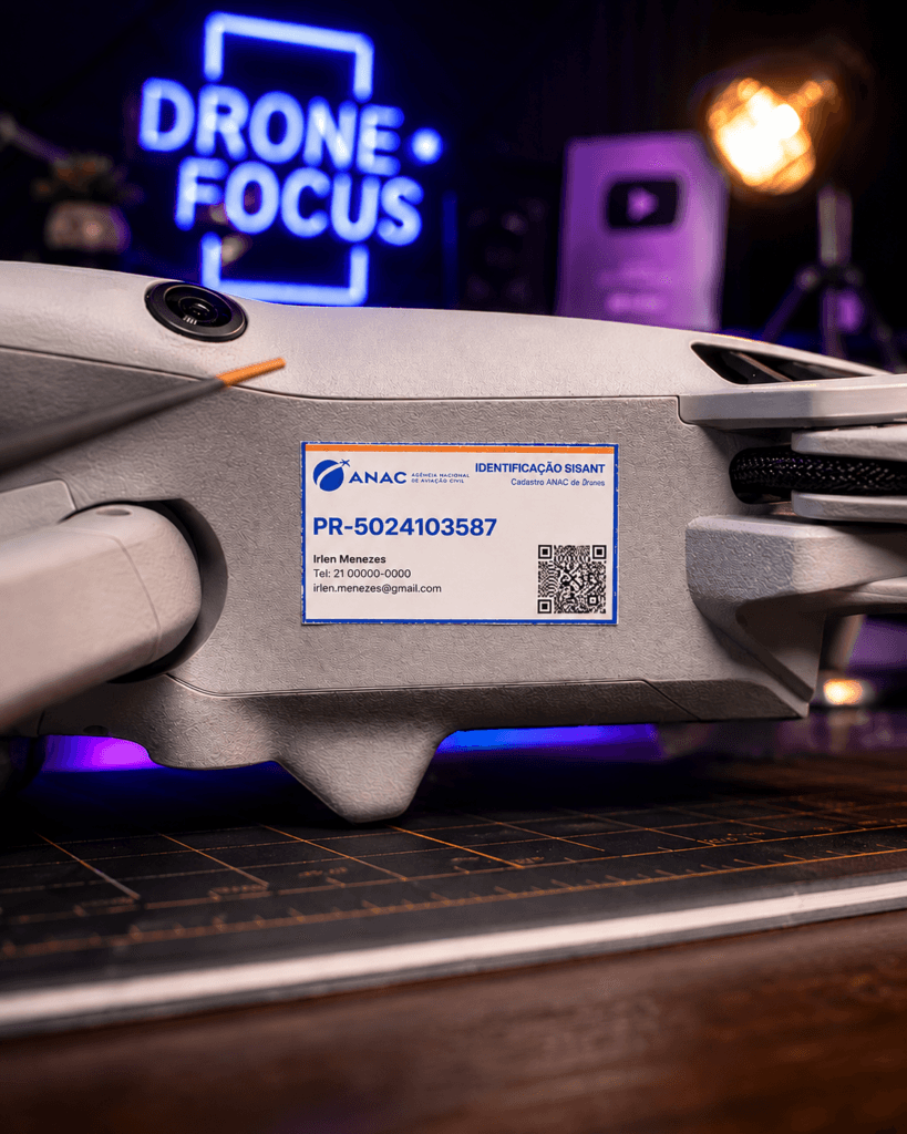 Etiqueta SISANT colada em drone DJI com QR Code e número de cadastro ANAC