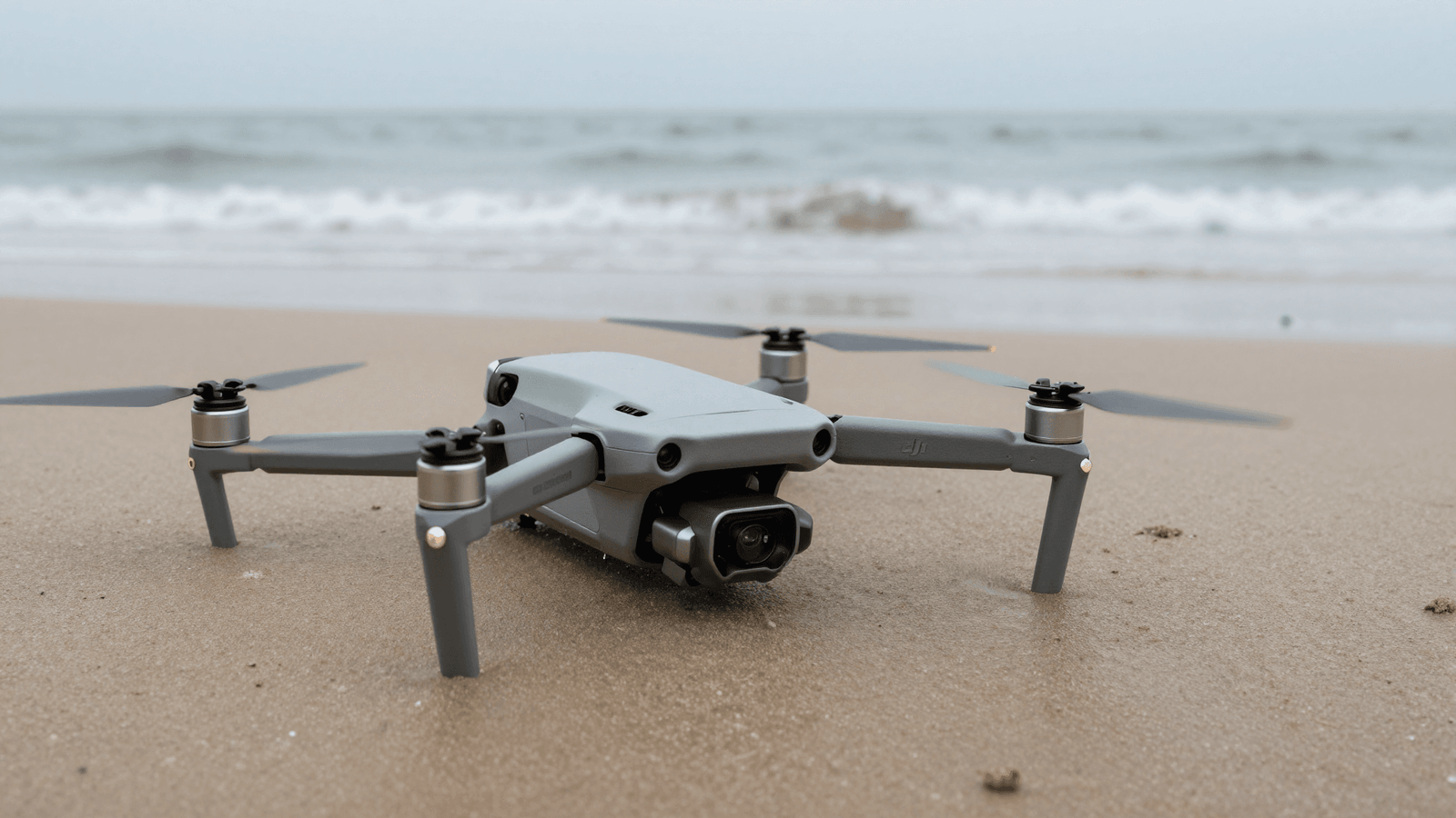 Drone DJI na areia próximo à água do mar