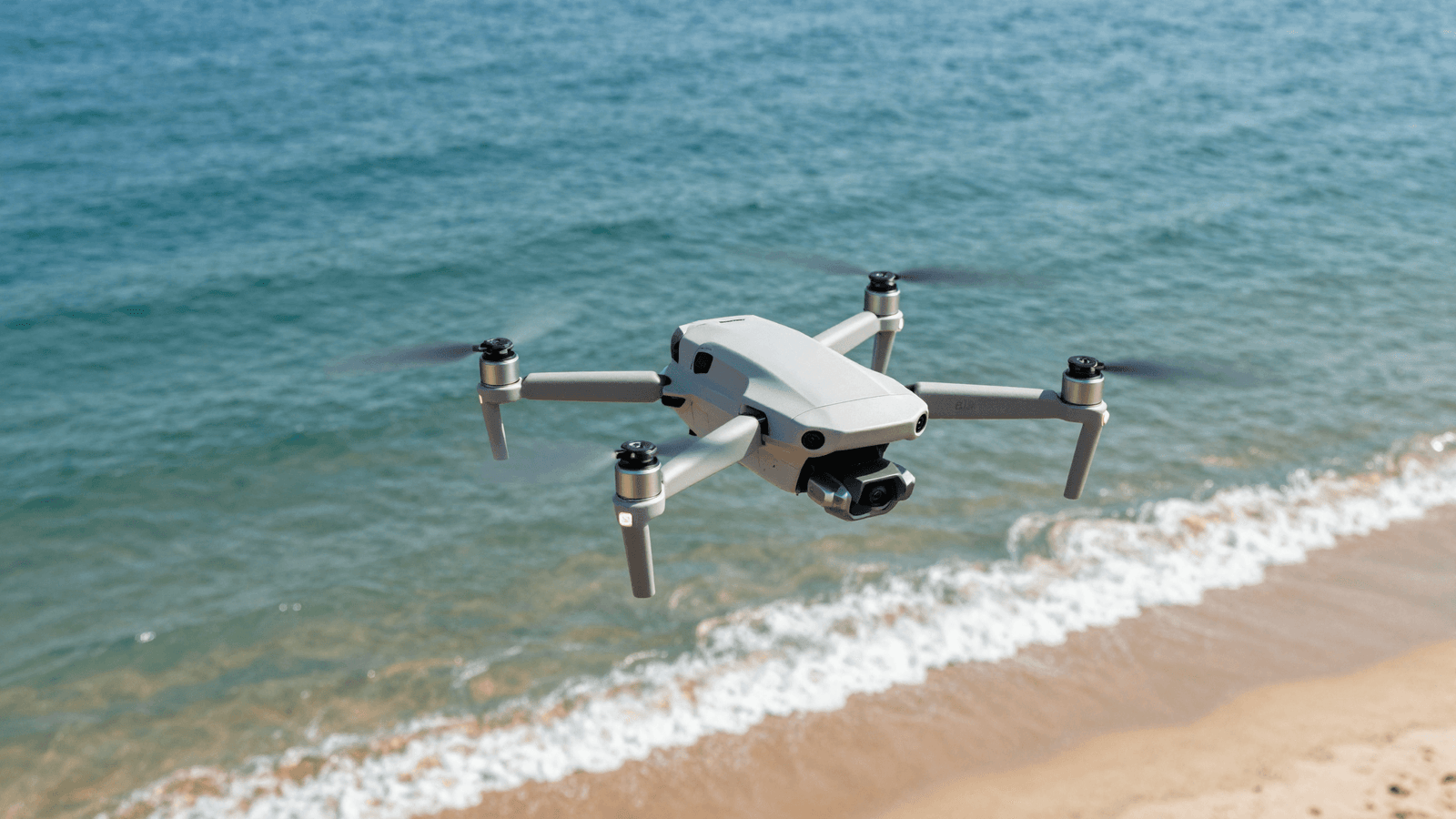 Drone DJI sobrevoando o mar com segurança