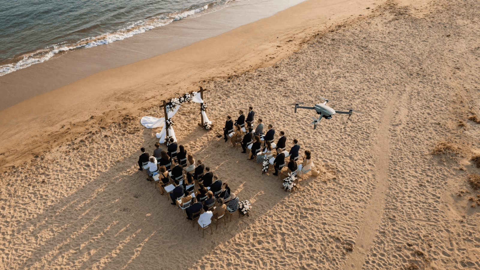Vista aérea de um casamento na praia