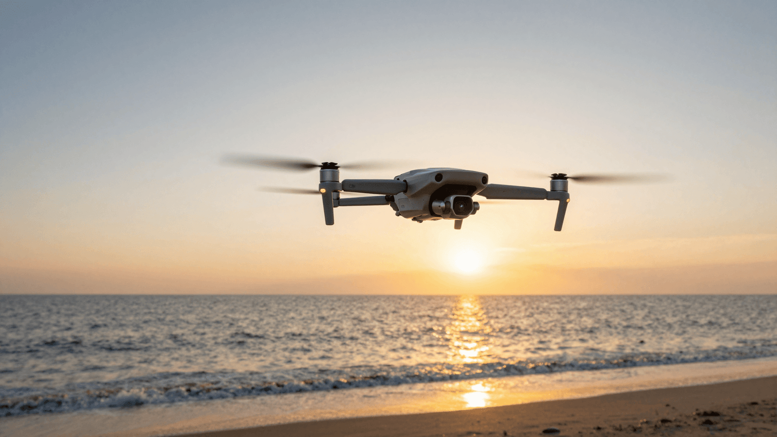 Drone DJI filmando uma cena de praia ao pôr do sol