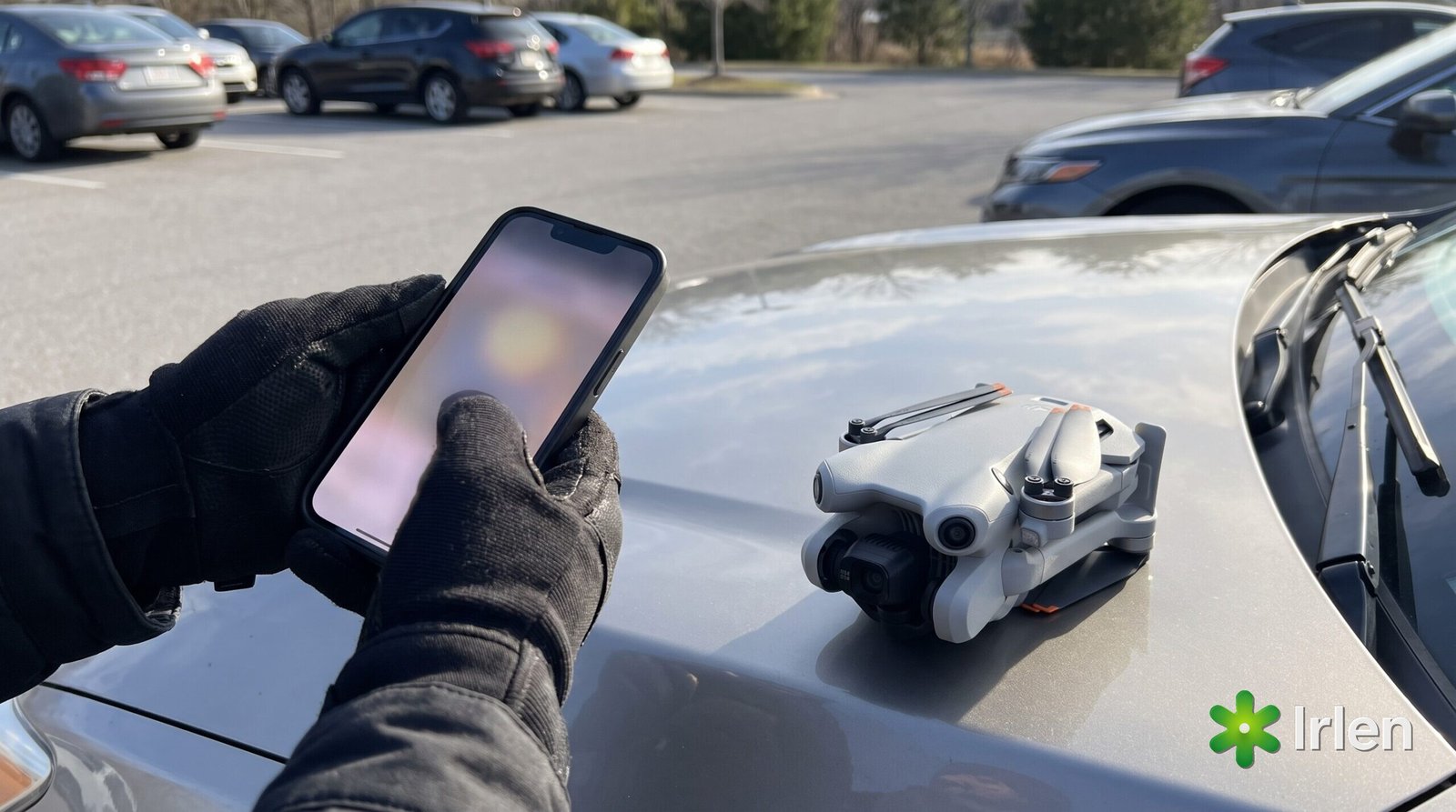 Piloto consultando o SARPAS no celular com o DJI Mini 4 Pro ao lado