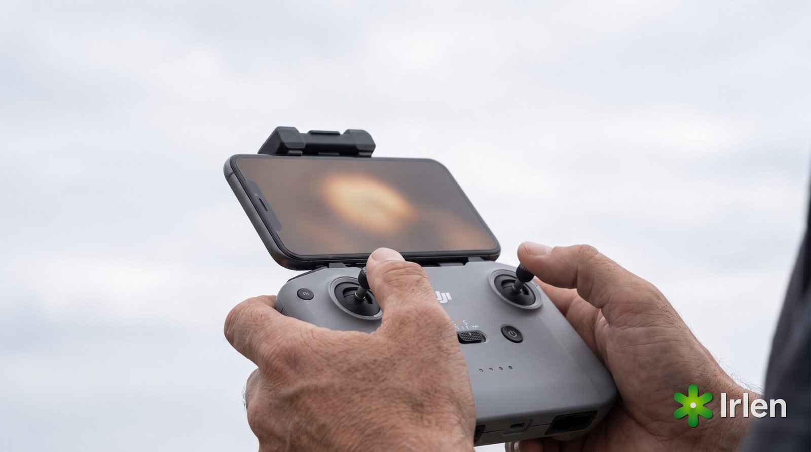 Piloto com o controle DJI RC-N3 reagindo à queda do drone