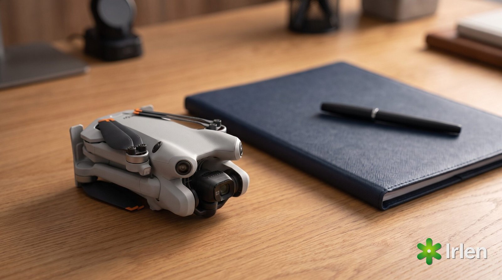 Documentos da Resolução ANAC sobre a mesa com o drone DJI Mini 4 Pro