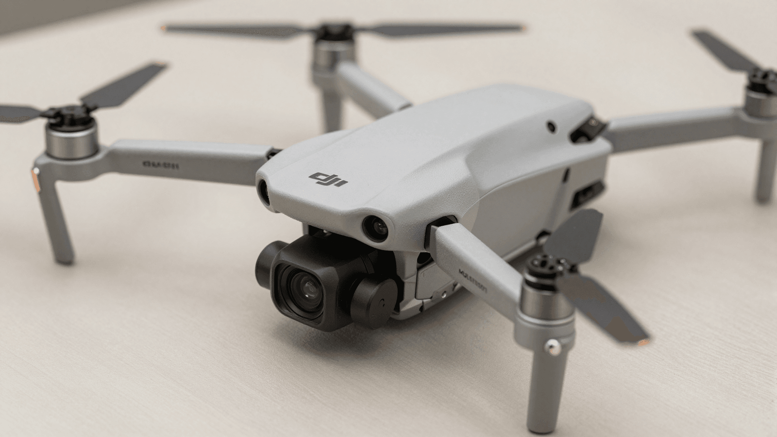 Drone DJI com seus componentes técnicos em destaque