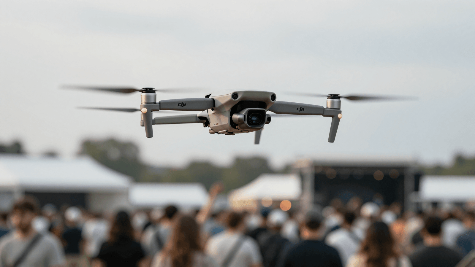 Drone DJI sobrevoando um evento com pessoas
