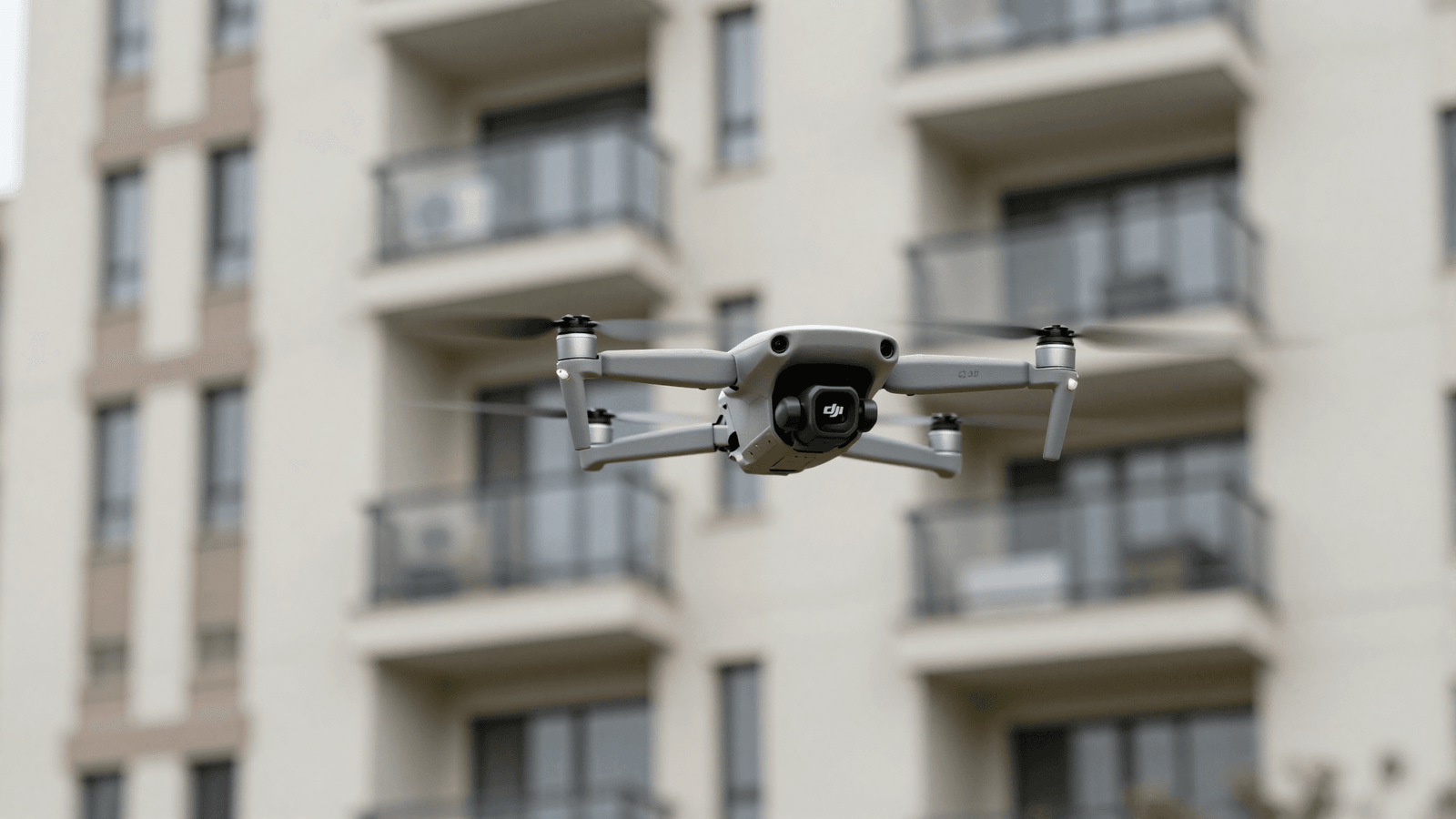 Drone DJI próximo a varandas de apartamentos