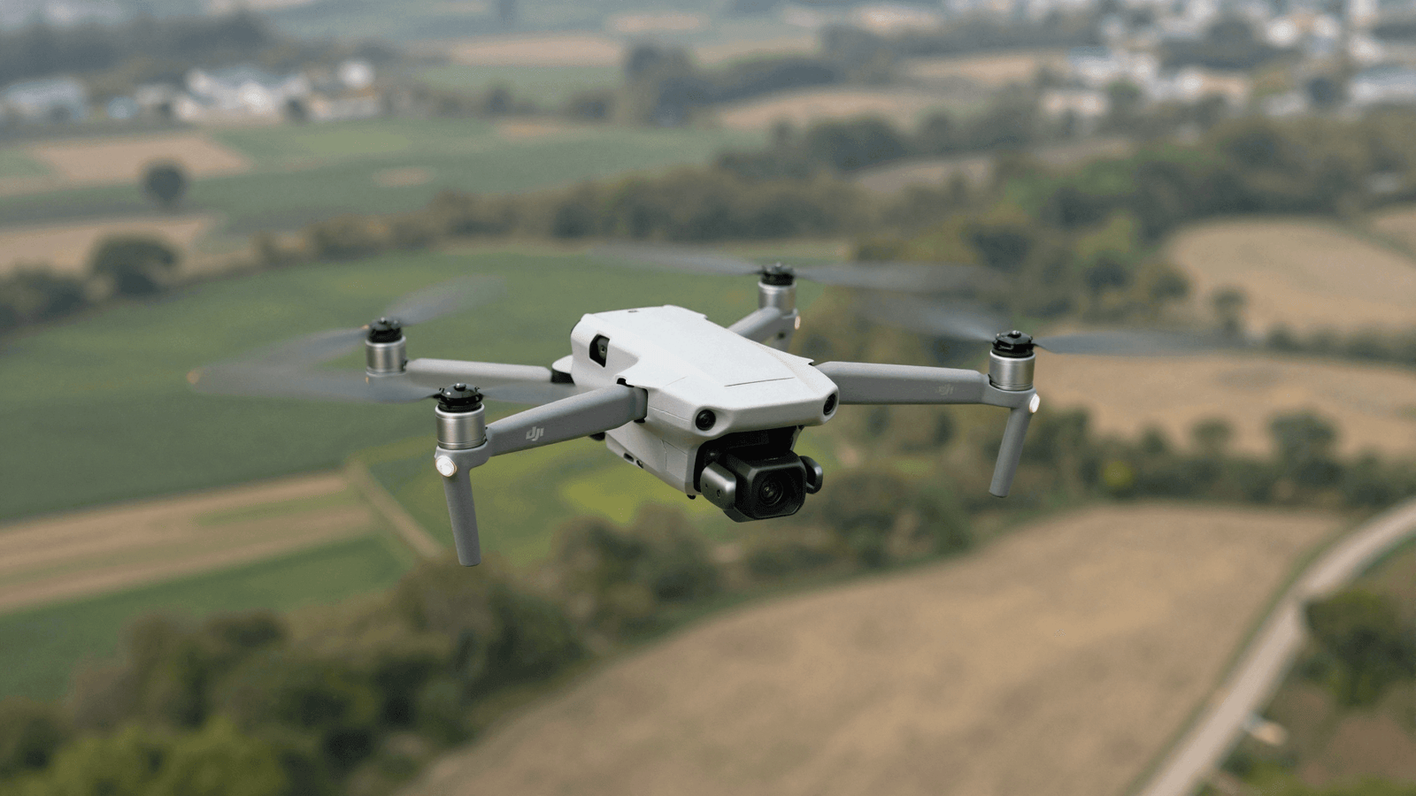 Drone DJI em operação profissional sobre uma paisagem