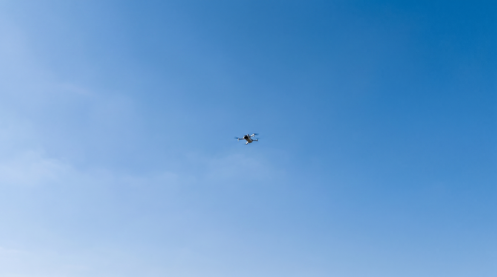 Drone pequeno como um ponto distante no ceu