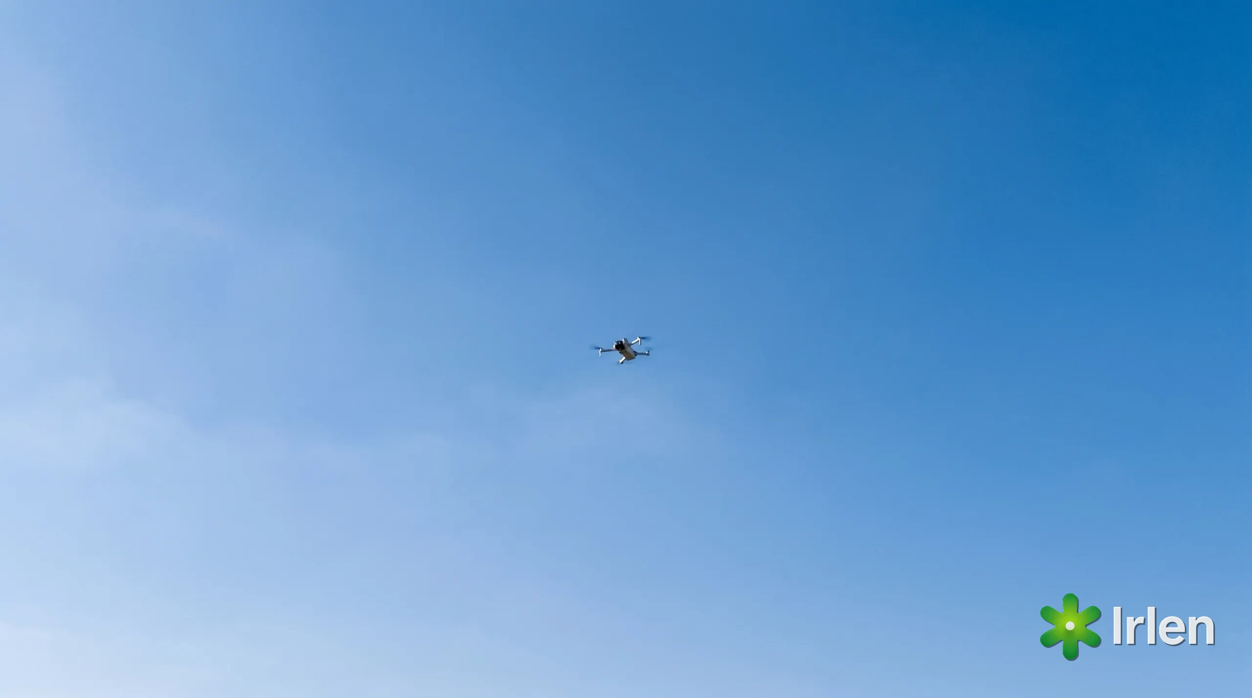 Drone pequeno como um ponto distante no ceu