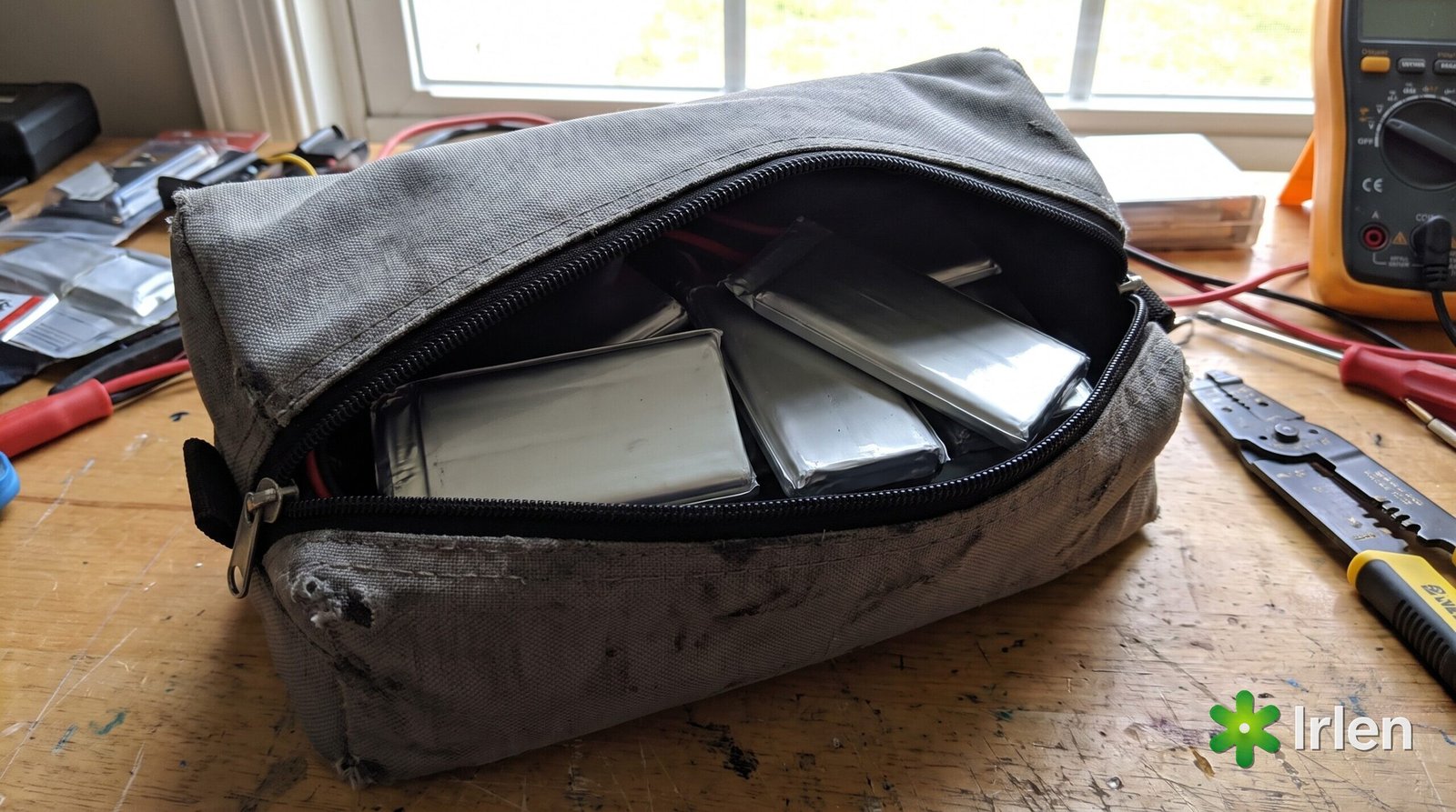 Baterias guardadas em bolsa de segurança antichamas
