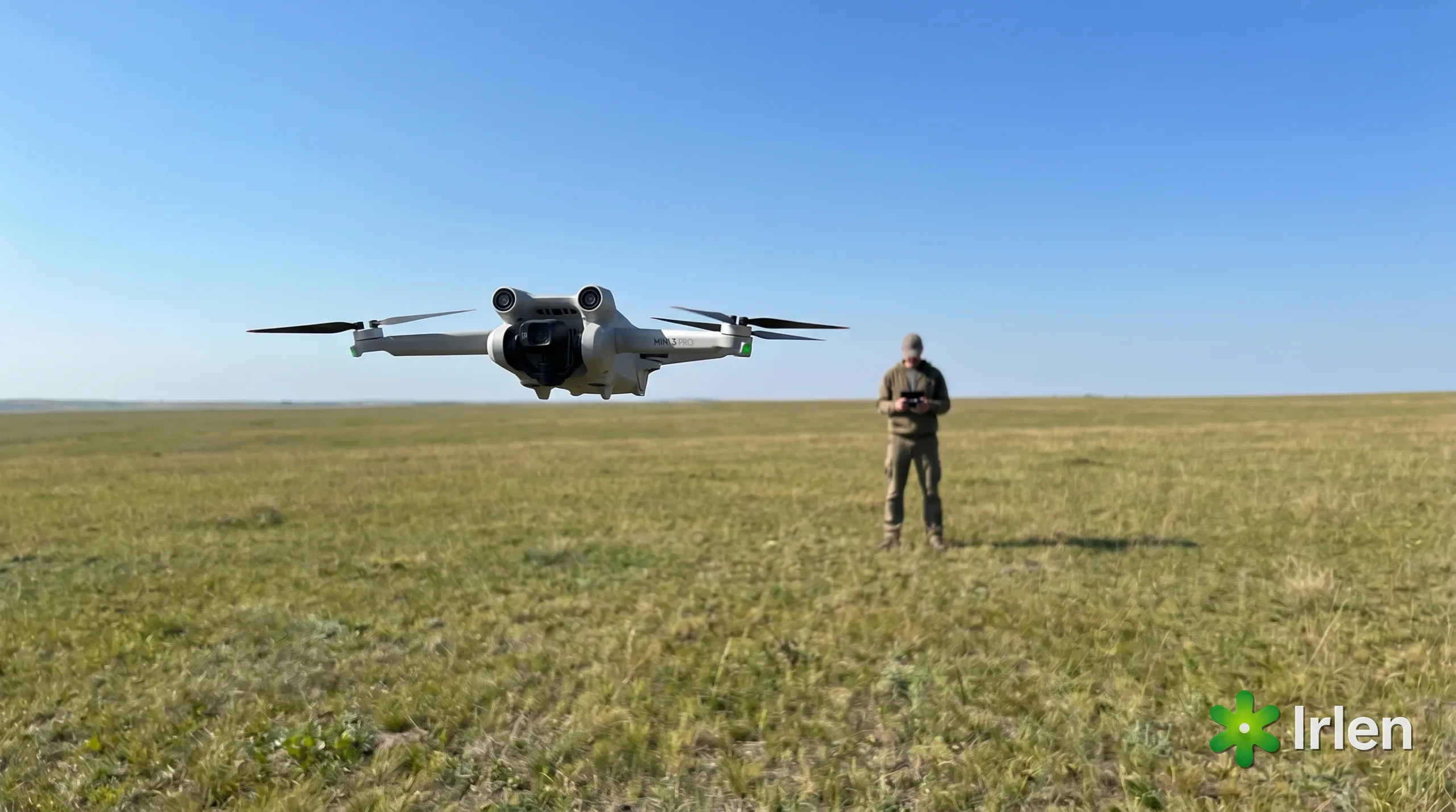 Drone voando baixo em campo aberto com o piloto observando a olho nu, dentro da categoria Aberta
