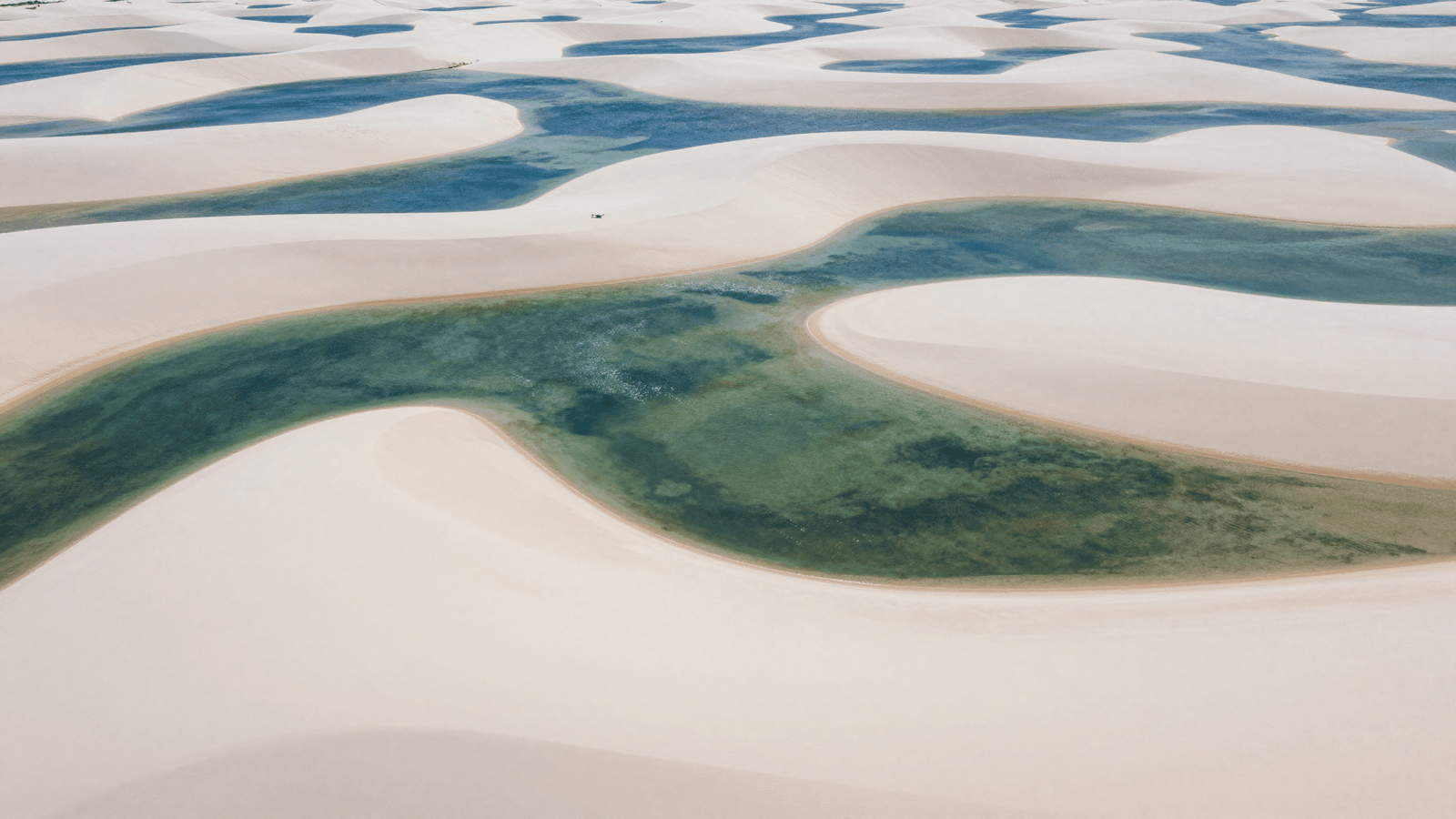 Vista aérea das dunas e lagoas azuis dos Lençóis Maranhenses