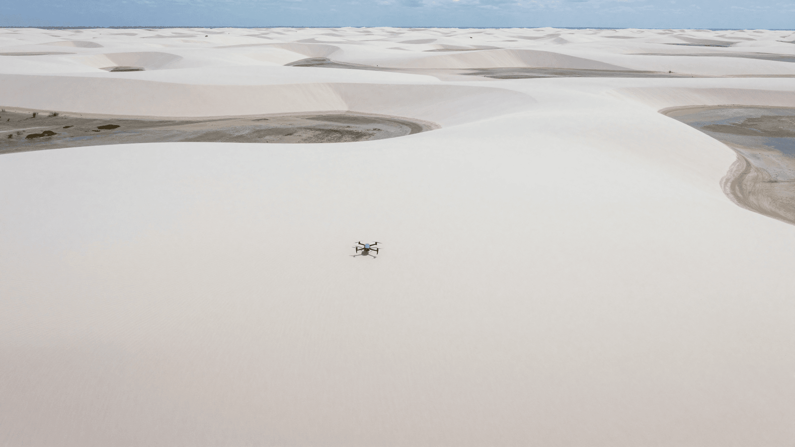 Vista aérea do imenso campo de dunas brancas dos Lençóis