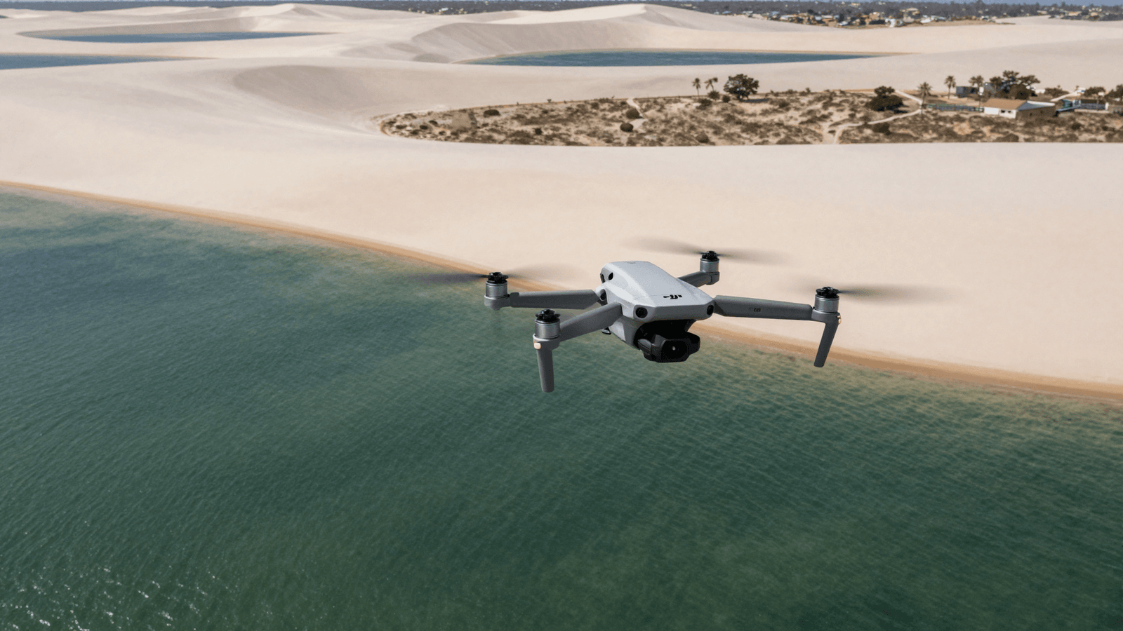 Drone DJI sobrevoando as lagoas dos Lençóis Maranhenses