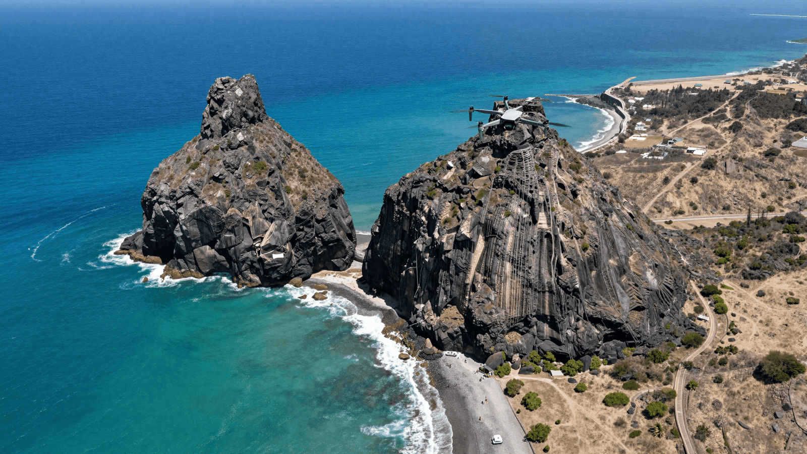 Vista aérea das baías e formações rochosas de Fernando de Noronha