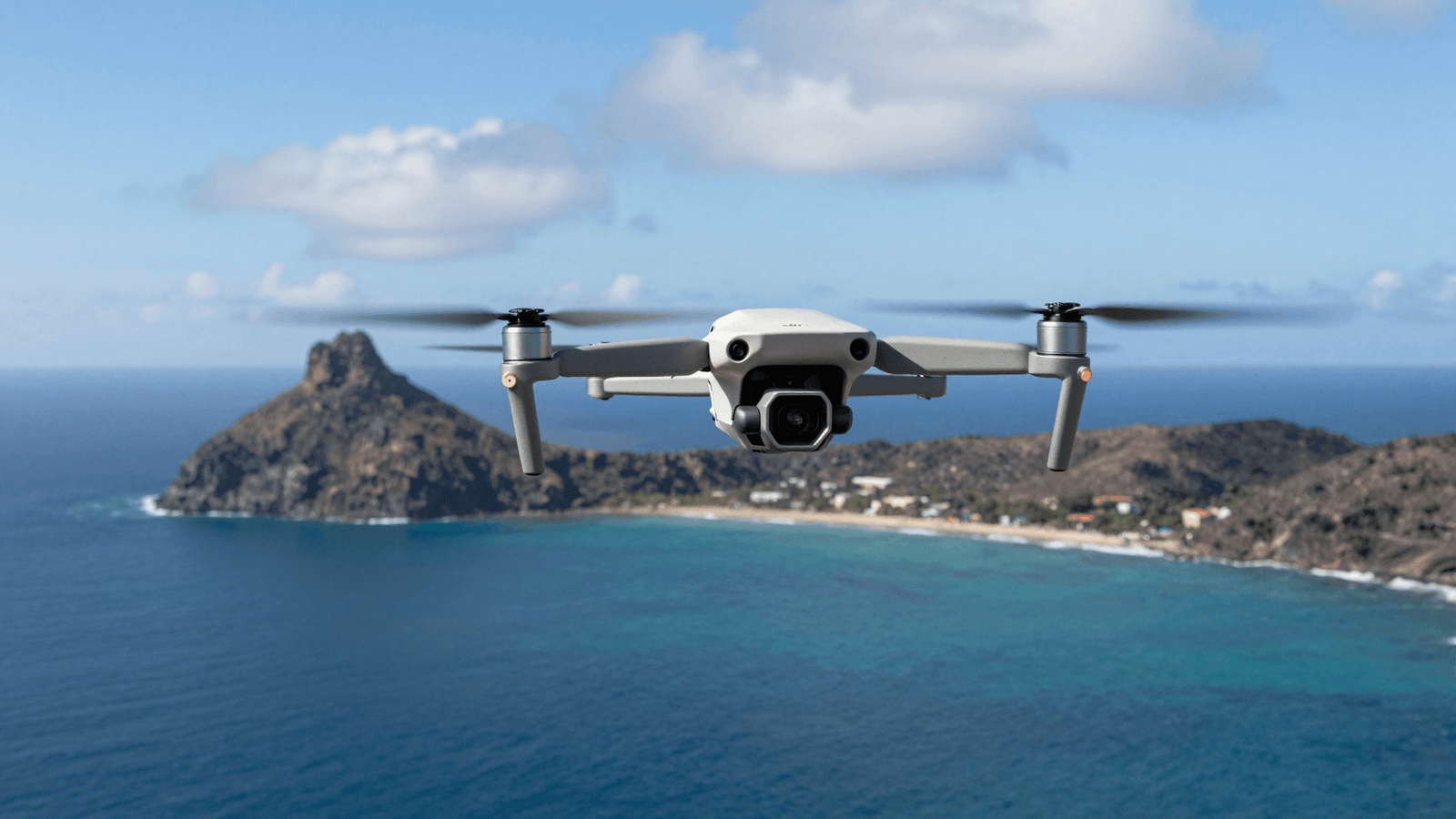 Drone DJI sobrevoando o litoral de Fernando de Noronha