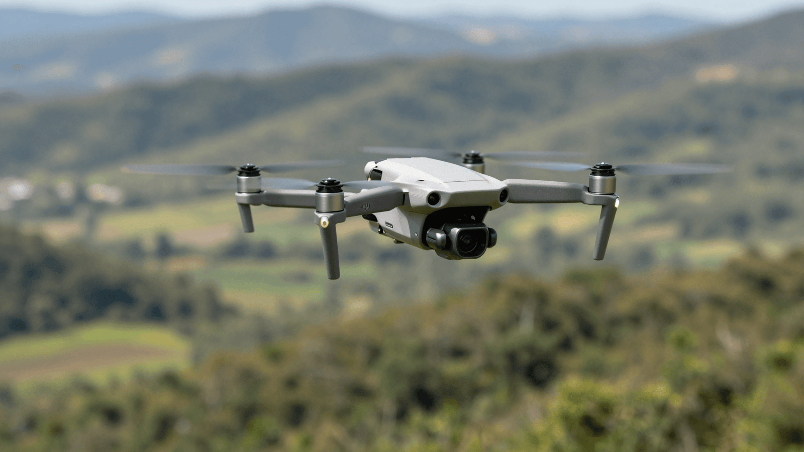 Drone DJI sobrevoando uma paisagem brasileira