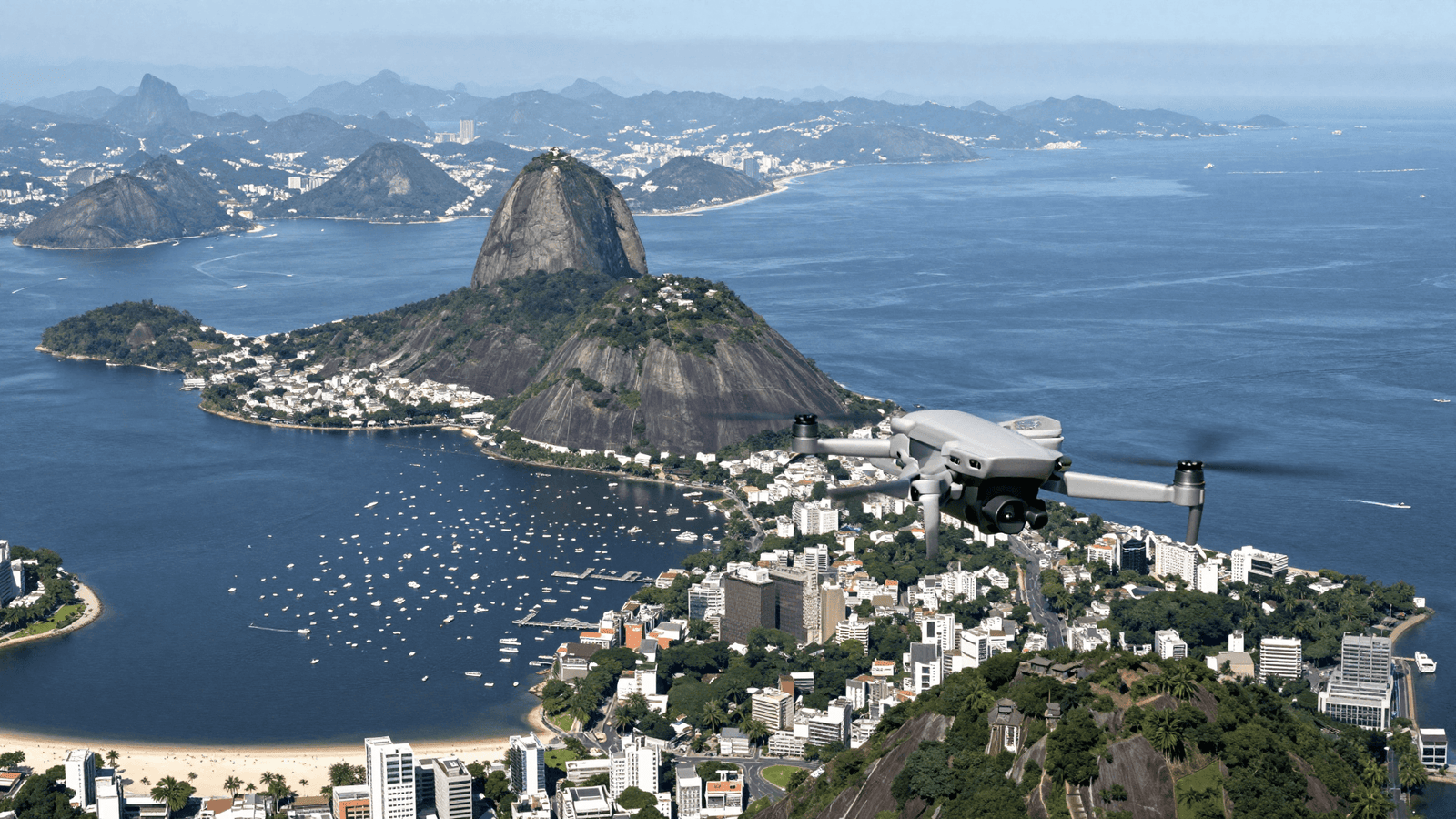 Vista aérea de pontos icônicos do Rio de Janeiro